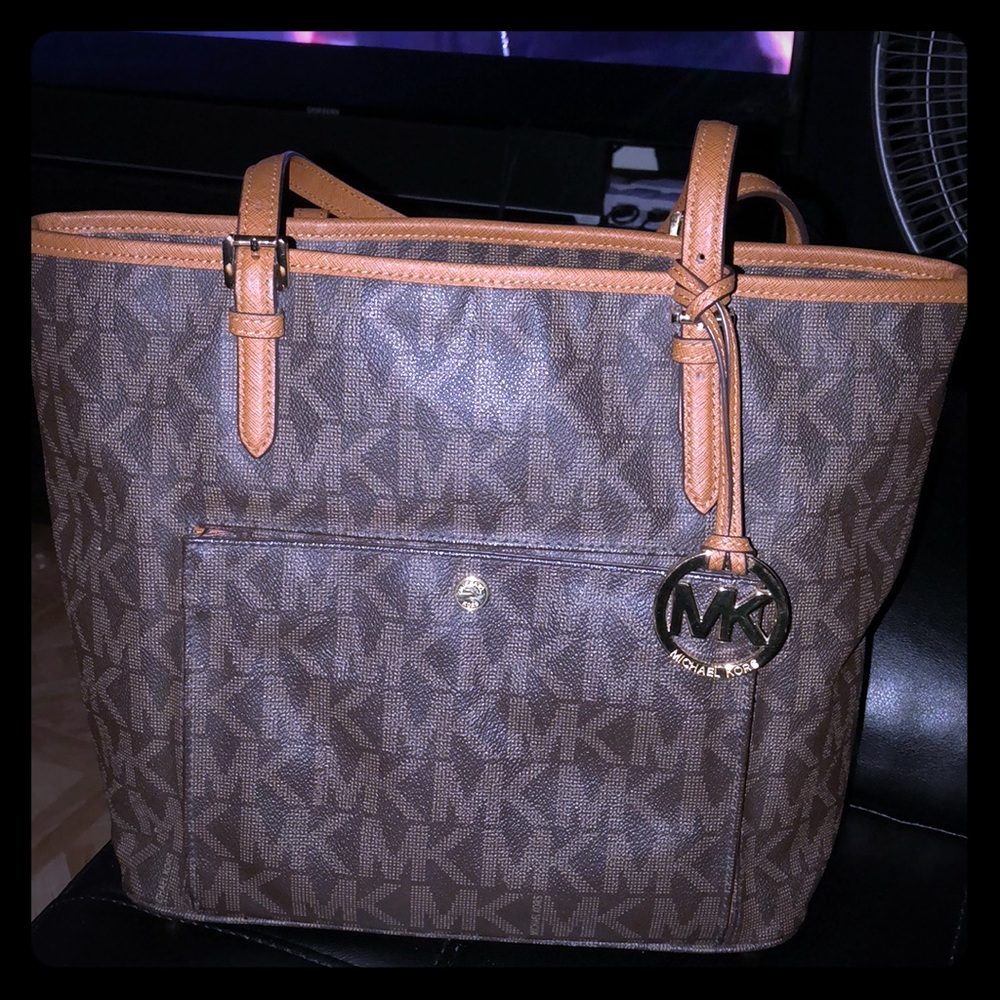 😮Authentic Michael Kors Jet Set travel purse